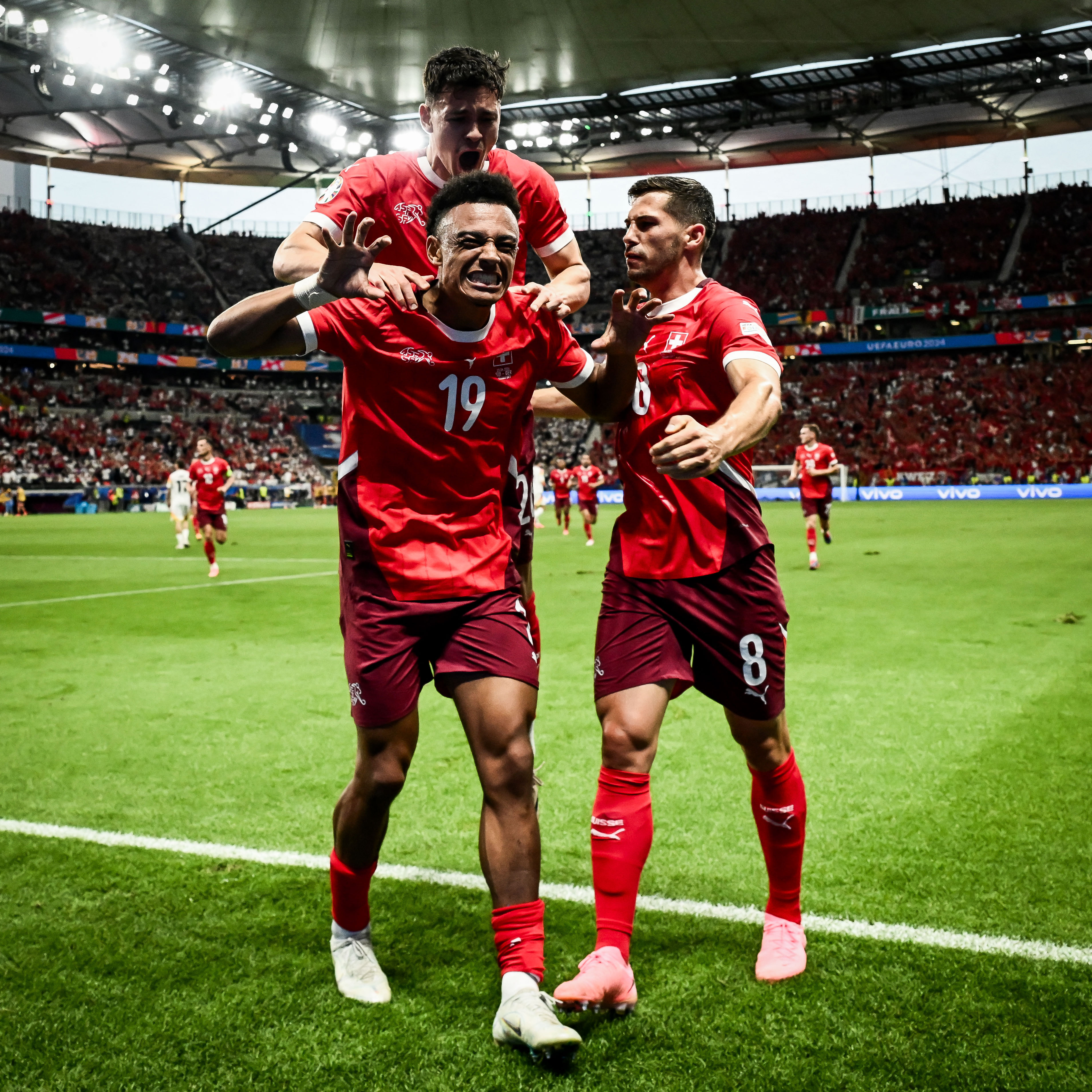 包含姆巴佩巅峰对决，费德勒与50激战拜仁分钟，势不可挡胜负难料！的词条